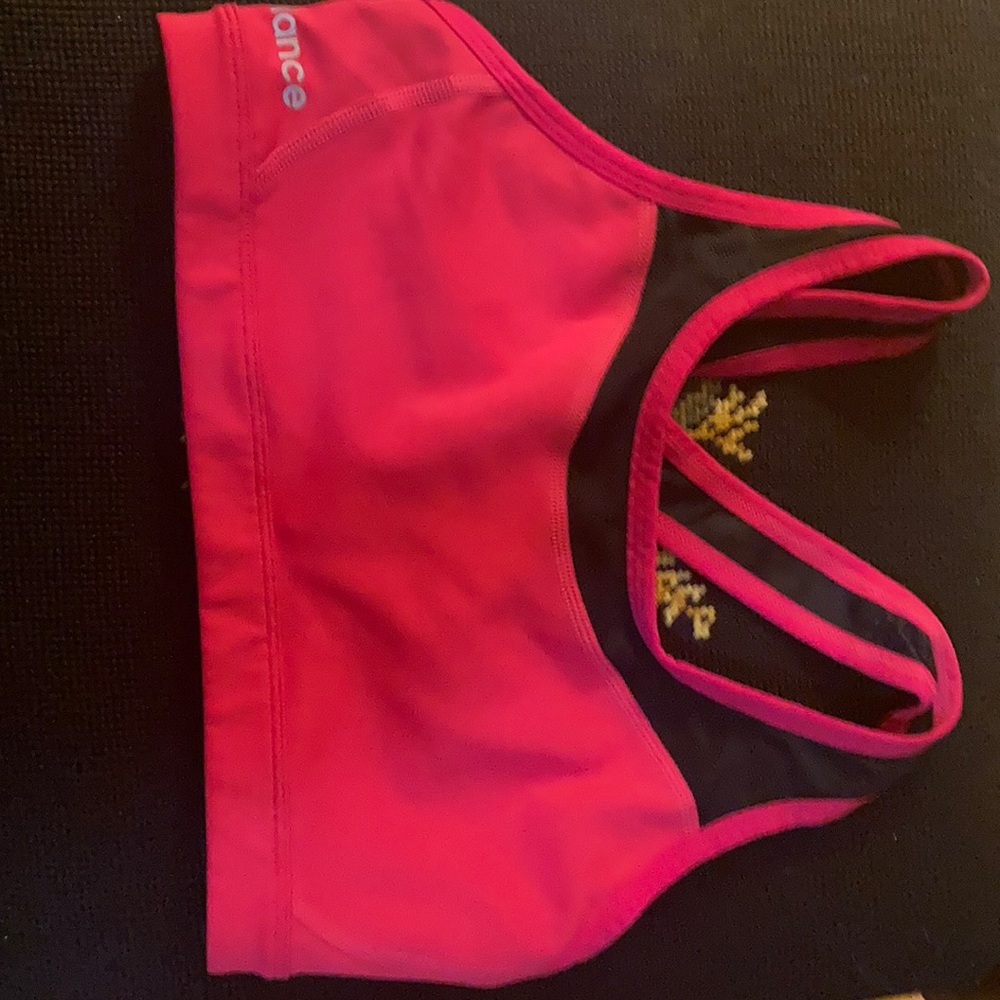 Keyhole back clasp back sports bra